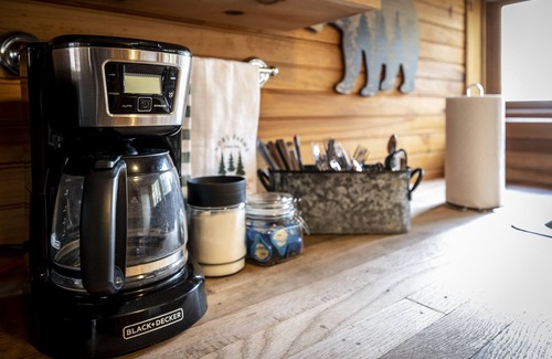 Townsend Cabin | RIVER VIEWS! 1/2 mile to GSMNP! 10 Mins to Cades Cove! Hot Tub! FirePit! Grill!