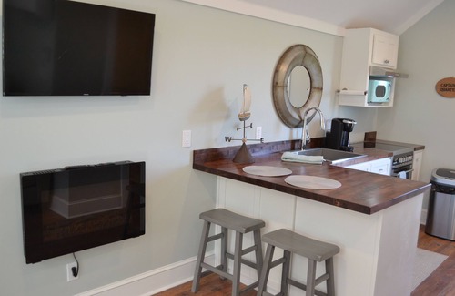 Sunbury Apartment | River Vista 180 -1BR 1BA Riverfront Apt only 0.2 m to Sunbury Crab Co Restaurant
