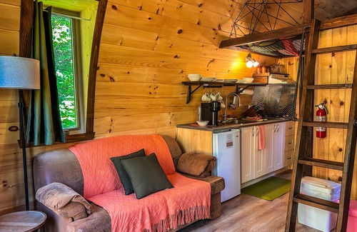 Sainte Rose du Nord Cabin | River/wooden hottub Hobbit's cabin in the wood!