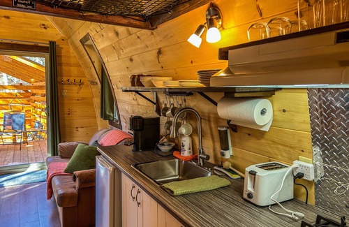 Sainte Rose du Nord Cabin | River/wooden hottub Hobbit's cabin in the wood!