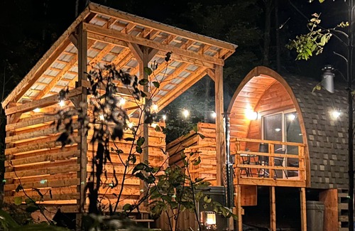 Sainte Rose du Nord Cabin | River/wooden hottub Hobbit's cabin in the wood!