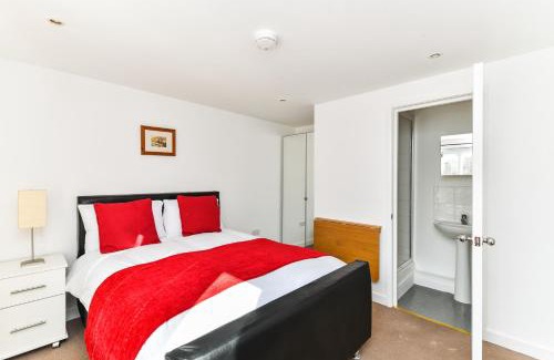 Evelyn House | Riverbank Stay