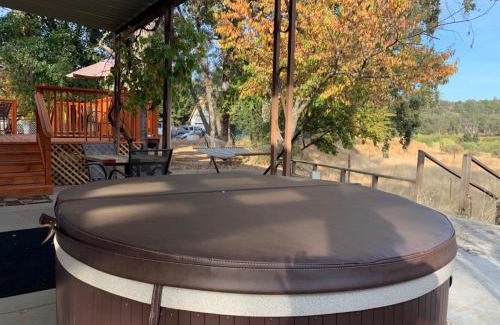 Middletown House | Riverbed House with hot tub
