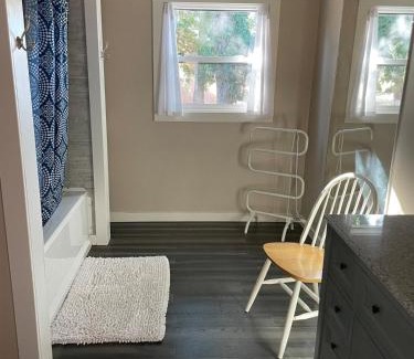 Middletown House | Riverbed House with hot tub