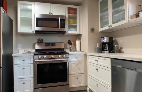 Middletown House | Riverbed House with hot tub