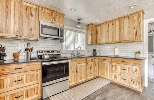 Zigzag Cabin | Riverbend Cabin Hot Tub, River Front Dog Friendly