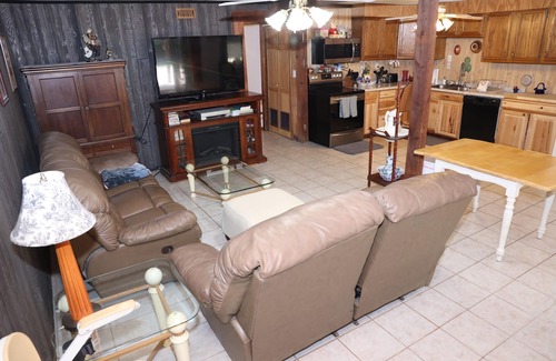 Leasburg House | Riverbend Getaway-Adventure awaits- minutes to swim, float, fish, hike and relax
