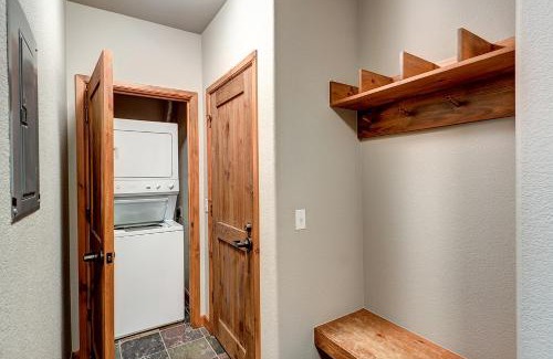 Four O'Clock Apartment | Riverbend Lodge 201 by Great Western Lodging