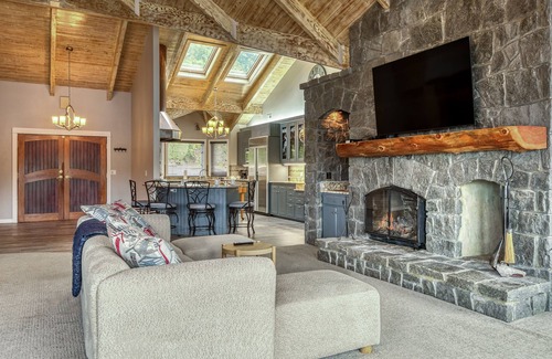 Kernville House | Riverfront 3BR w/Dock—Siletz Sanctuary II 30+ Nights Lincoln City & Depoe Bay