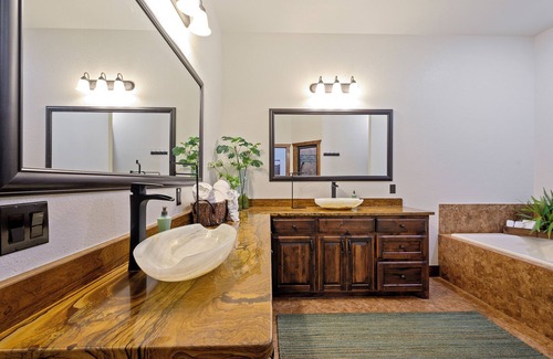 Golden Resort | Riverfront Cabin, Bunkhouse & Saloon-160 Acres/ATV Trails!Kayaks Provided!