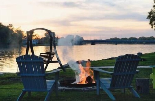 Quad Cities House | Riverfront Cabin:Wrap Around Deck & 3 Season Room