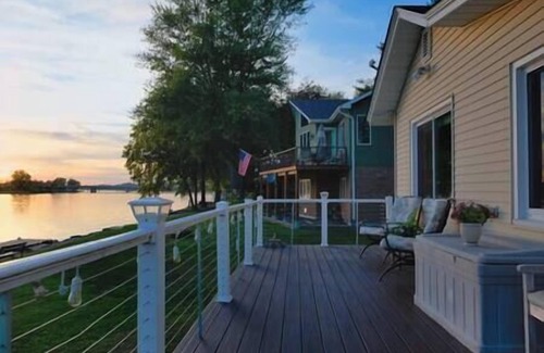 Quad Cities House | Riverfront Cabin:Wrap Around Deck & 3 Season Room