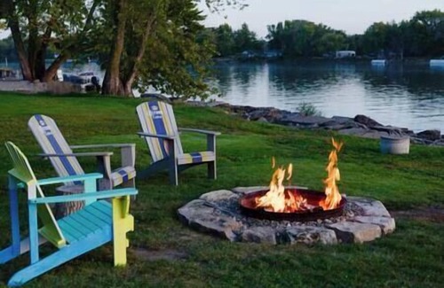 Quad Cities House | Riverfront Cabin:Wrap Around Deck & 3 Season Room