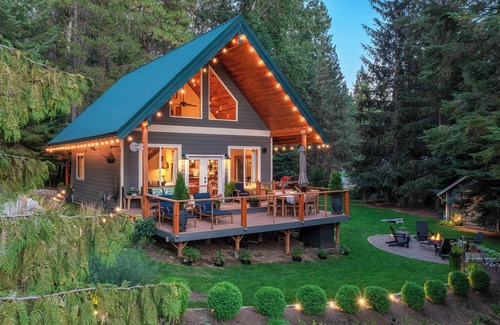 Ardenvoir House | Riverfront Chalet near Lakes, Mountains & Leavenworth!