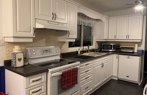 Hastings Cottage | Riverfront cottage getaway