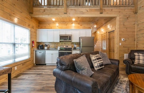 Pigeon Forge Cabin | Riverfront Cottage In Downtown Pigeon Forge!
