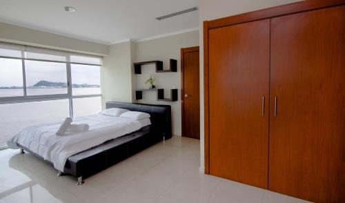 Las Penas Apartment | Riverfront I 2, piso 4, suite vista al rio, Puerto Santa Ana, Guayaquil