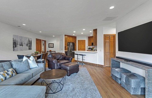 Edwards Condo | Riverfront Luxury within Minutes to Skiing