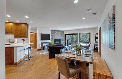 Edwards Condo | Riverfront Luxury within Minutes to Skiing