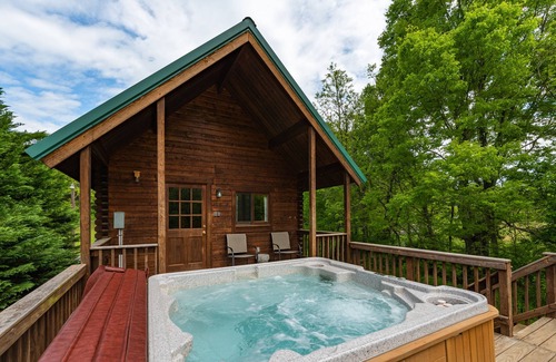 Luray Cabin | Riverfront! Mountain views 4 Miles to Luray Caverns hot tub! at Line cabin
