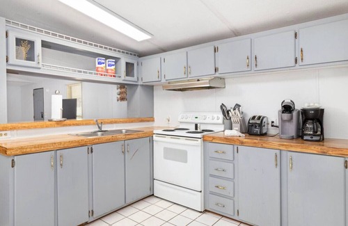 Elizabethton House | Riverfront refuge, cozy retreat by Watauga River