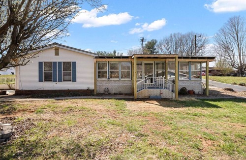 Elizabethton House | Riverfront refuge, cozy retreat by Watauga River