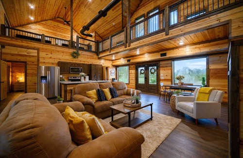 Golden Cabin | Riverfront Retreat | Kayaks, Fishing & Hot Tub!