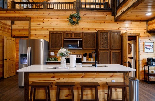 Golden Cabin | Riverfront Retreat | Kayaks, Fishing & Hot Tub!