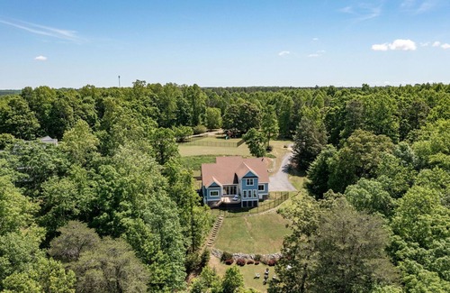 Lancaster House | Riverfront Retreat - sunset views, 2 king suites on 9+ acres, kayaks