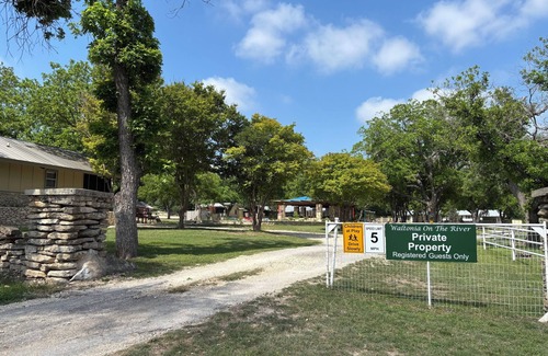 Hunt Cabin | Riverfront vacation cabin w kayaks - Hunt, TX