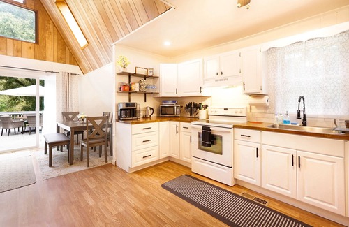 Fishers Hill Cabin | Riverfront🏕A-Frame/HOT TUB/Fire Pit! FAST Wifi