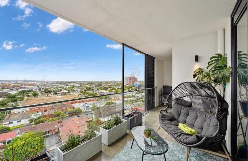 Footscray Apartment | Riverina - Ultimate Footscray Getaway with parking