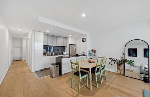 Footscray Apartment | Riverina - Ultimate Footscray Getaway with parking
