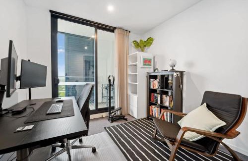 Footscray Apartment | Riverina - Ultimate Footscray Getaway with parking