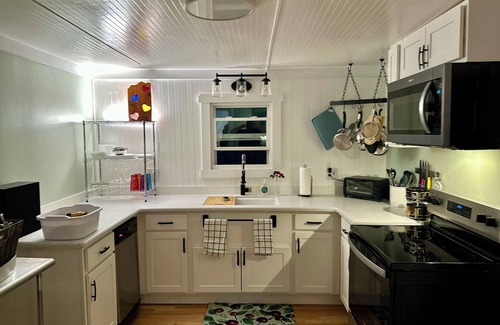 Burnsville Cottage | Rivers Edge Cabin, Swimming, Tubing, Fishing, Fire Pit, Grill, Wi-Fi, Relaxing!