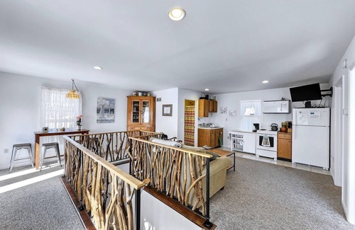 Columbia Condo | Riverside 2BR w/Kayak & Trails Nearby