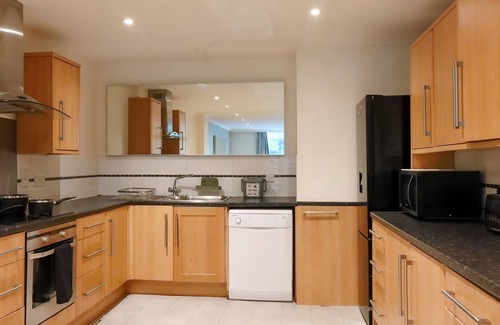 Rotherhithe Apartment | Riverside 3 Bed 2 Bath Apartment | Free Parking