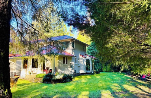 Riverbend House | Riverside Bliss: Cozy Beds, Fireplace & Gbit WiFi