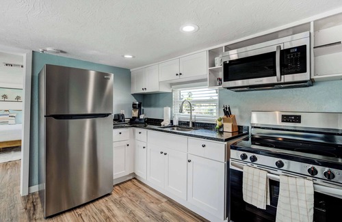 Braden River Apartment | Riverside Breeze! Tropical Retreat w Tiki Hut