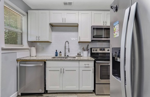 Murray Hill House | Riverside Bungalow- Quiet neighborhood with off street parking