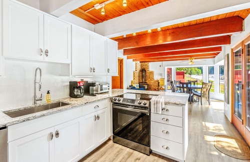 Greenwater Cottage | Riverside cabin near Mount Rainier with hot tub!