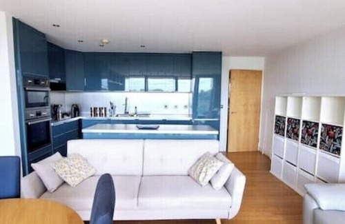 Gascoigne Apartment | Riverside City Retreat: Elevate Your Urban Stay