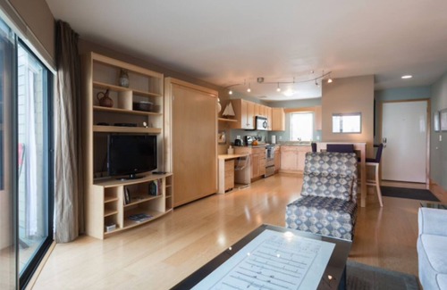 Old Town Chinatown Condo | Riverside condo, high speed internet, pool & hot tub, safe, free deeded parking.