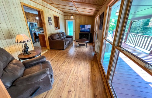 Piney Creek Cabin | Riverside Escape Too: 4 BR, 2.5 BA Cabin/Bungalow in Piney Creek, Sleeps 8