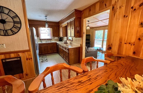 Piney Creek Cabin | Riverside Escape Too: 4 BR, 2.5 BA Cabin/Bungalow in Piney Creek, Sleeps 8