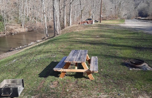 Corinne Cabin | Riverside log cabin in WV- 5 min from Pinnacle Creek Connector