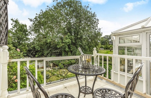 Maidstone Cottage | Riverside Manor Cottage, 4 bedrooms, great for families and groups