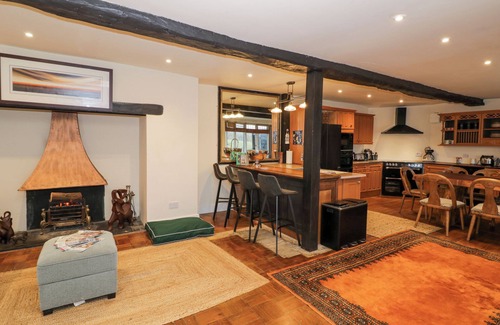 Offenham Cottage | RIVERSIDE MANOR, pet friendly, character holiday cottage in Evesham