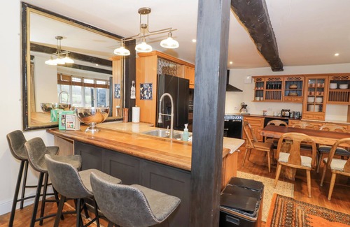 Offenham Cottage | RIVERSIDE MANOR, pet friendly, character holiday cottage in Evesham