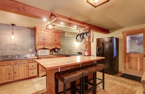 Lyons Cabin | Riverside Mountain Lodge Retreat - Historic Lodge